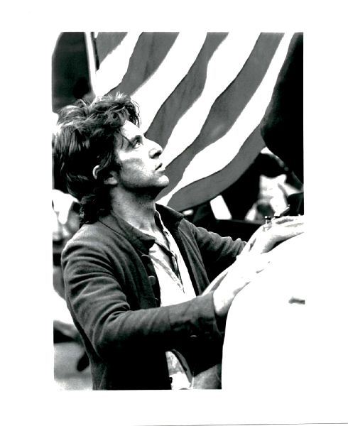 Publicity Photo/Still: AL PACINO - REVOLUTION 1985 Talking Up Flag